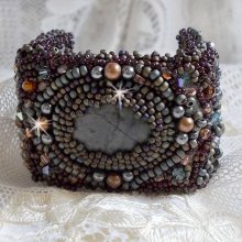 Long Brown Picasso Armband, bestickt mit einem Edelstein (Picasso Jaspis), Swarovski Kristallen, Miyuki Rocailles und Facetten aus böhmischem Glas.